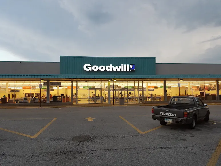 Photo of the Goodwill Bins Akron storefront