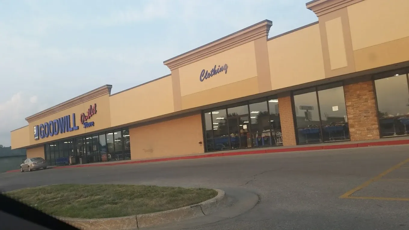 Photo of the Goodwill Bins Des Moines storefront