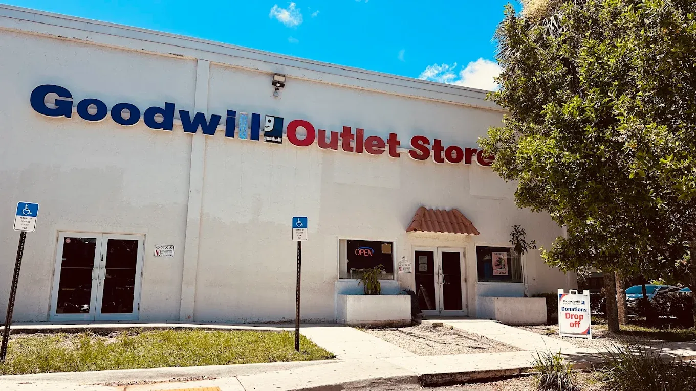 Photo of the Goodwill Bins Fort Lauderdale storefront