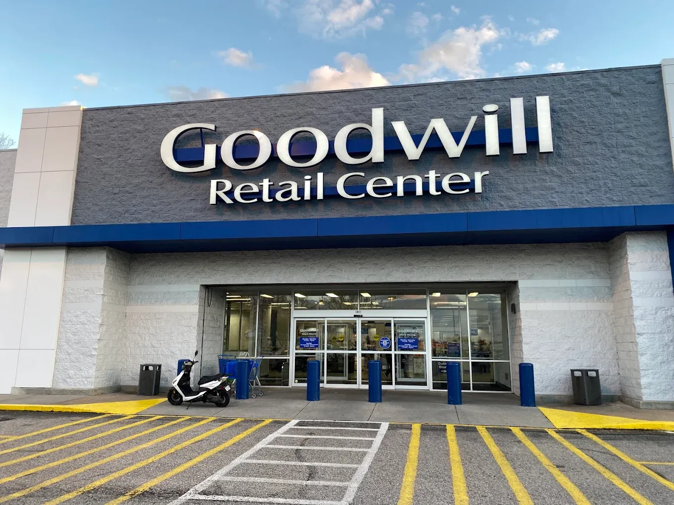 Photo of the Goodwill Bins Hampton storefront