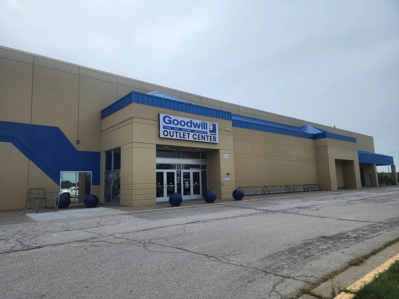 Photo of the Goodwill Bins Kansas City storefront