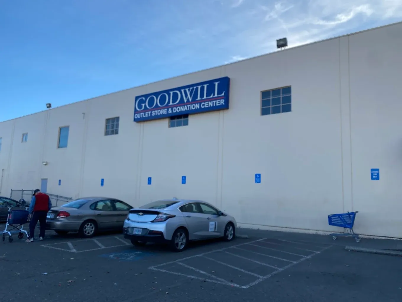 Photo of the Goodwill Bins Milwaukie storefront