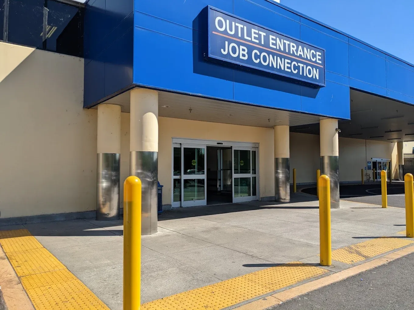 Photo of the Goodwill Bins Portland storefront