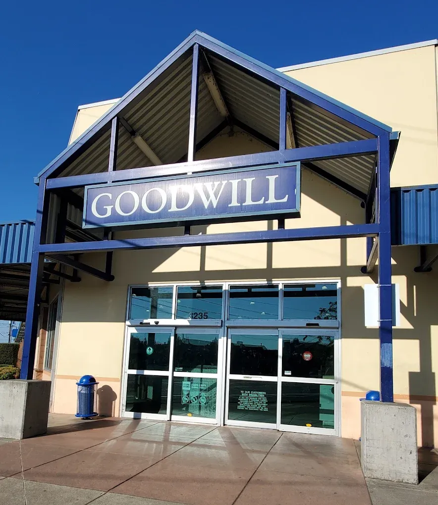 Photo of the Goodwill Bins Salem storefront