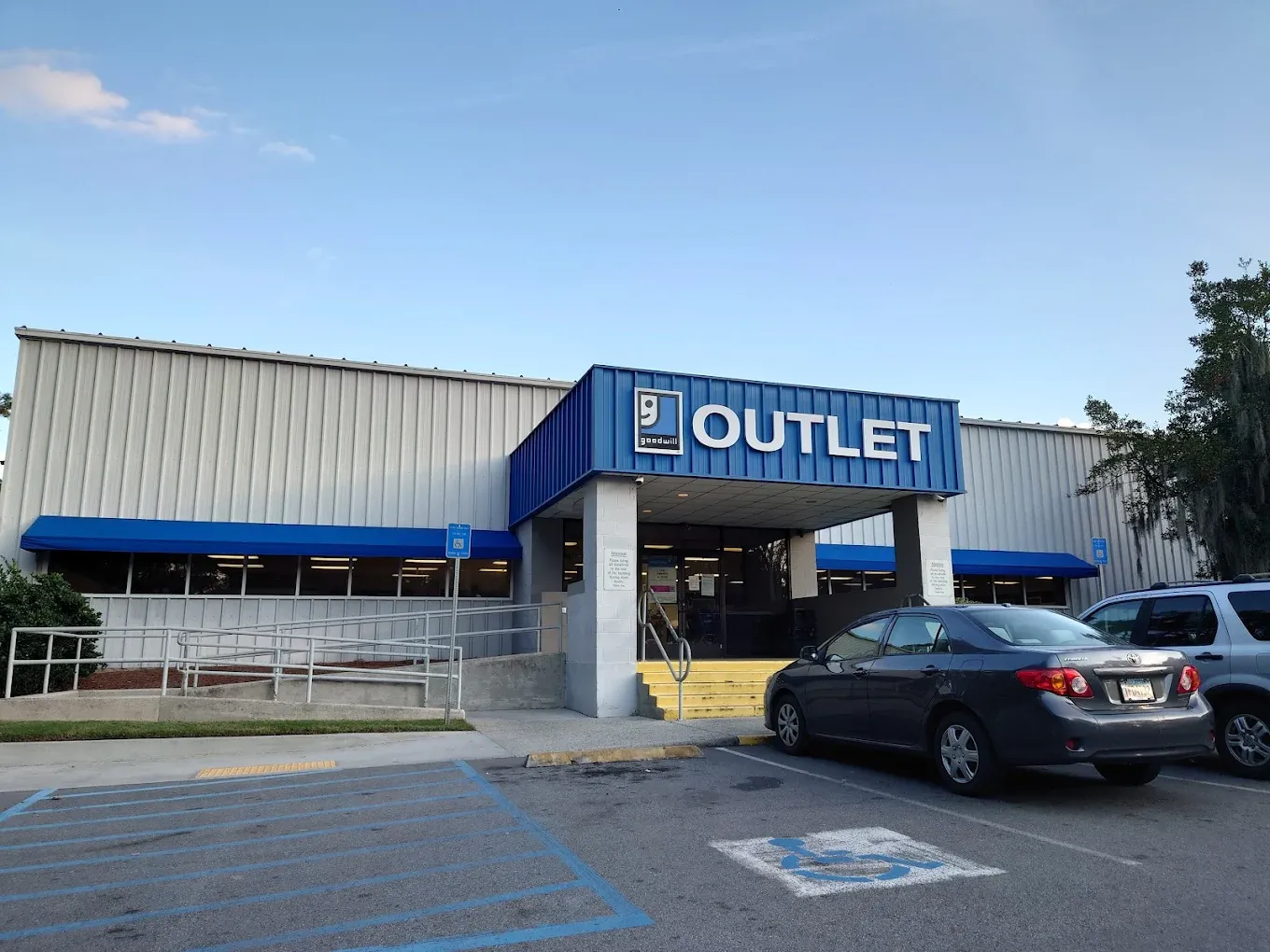 Photo of the Goodwill Bins Savannah storefront